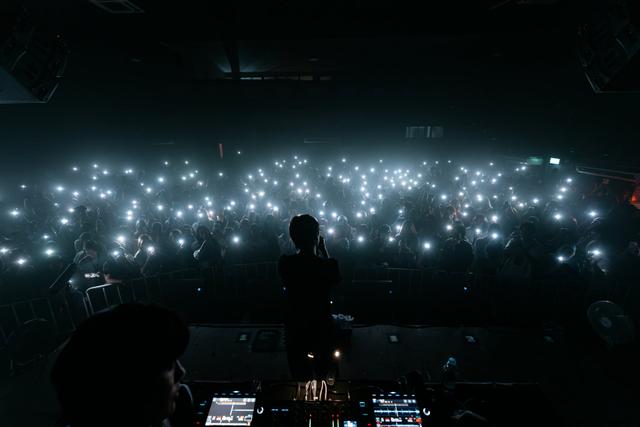 Silhouette di Colde dalla piattaforma FOH, luci dei telefoni del pubblico alzate, Melt Livehouse, Bangkok, 20 gennaio 2026.