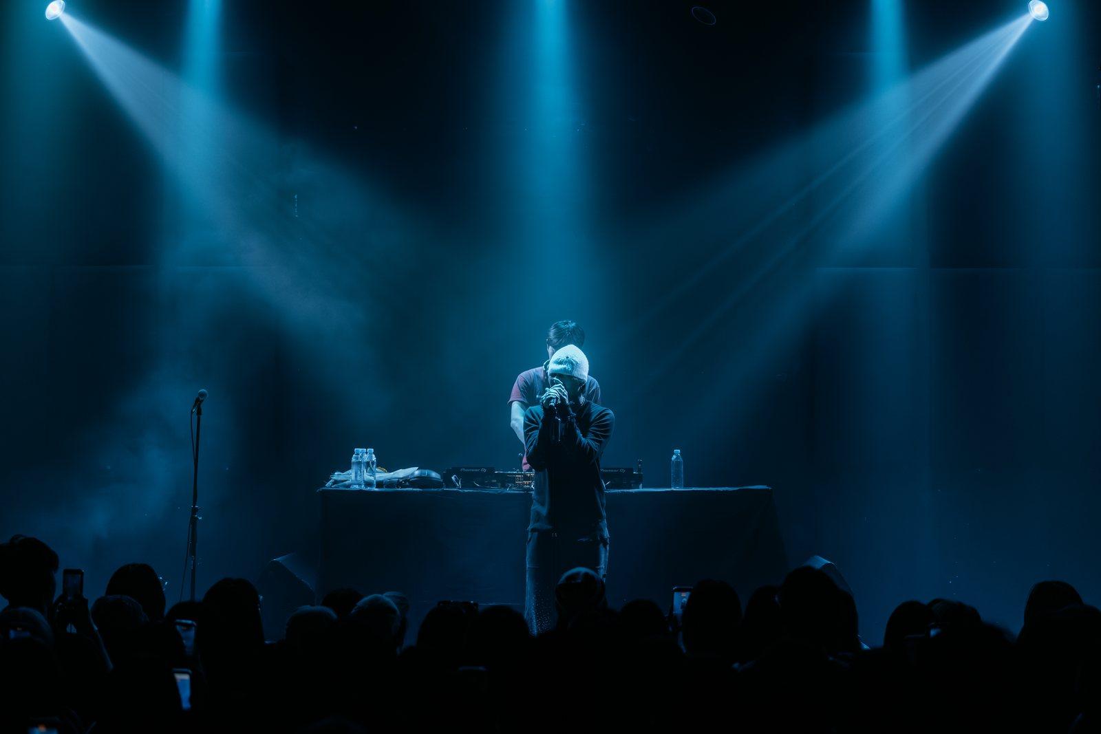 Mid-set, wide stage.
